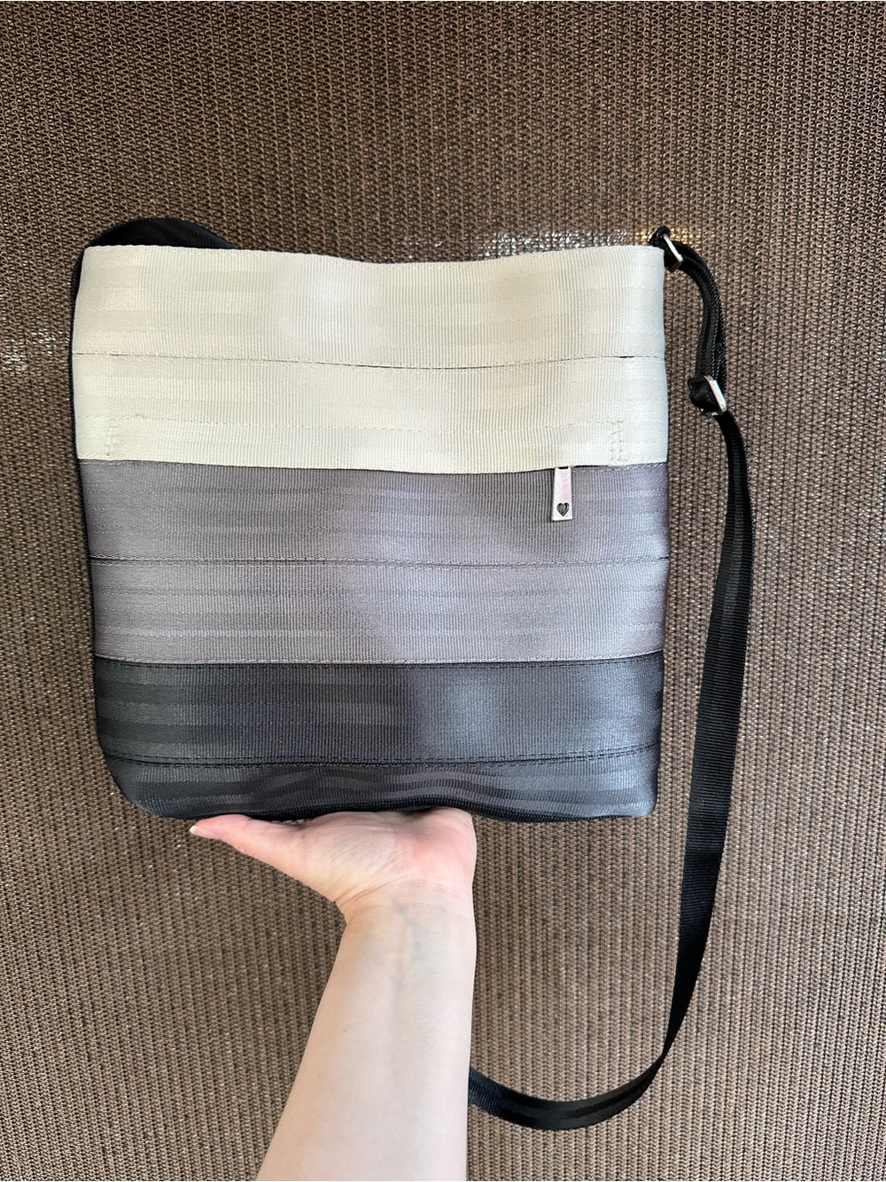 Harveys Tri-Tone Stripe Streamline Crossbody in Cream Gray & Black Silverscreen